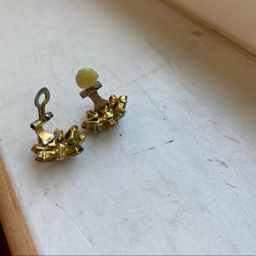 Vintage floral clip ons - Picture 3 of 9